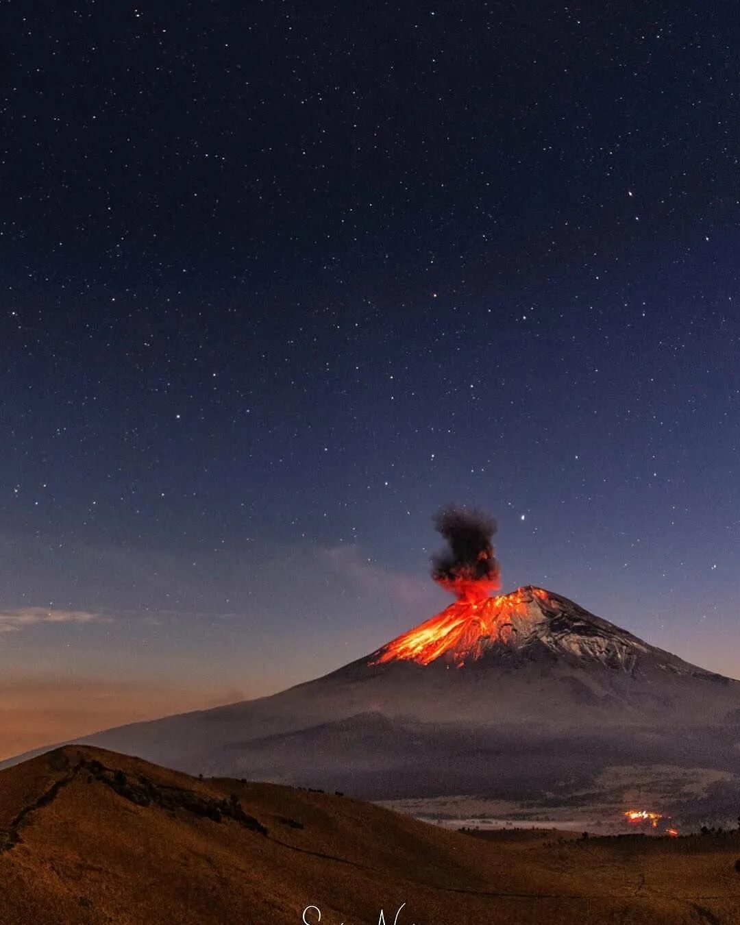 мексика вулкан попокатепетль. сицилия остров стромболи. мексиканский остров вулкан. мехико извержение вулкана попокатепетль. белый остров вулкан.