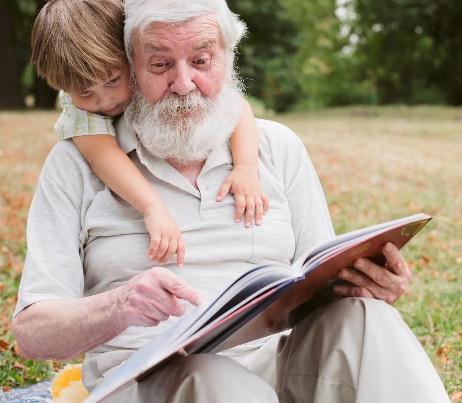 Где есть дедушка. Дед с житейской мудростью. El abuelo человек. Дед у которого 100 внуков. Польза чтения сказок бабушкам и дедушкам.