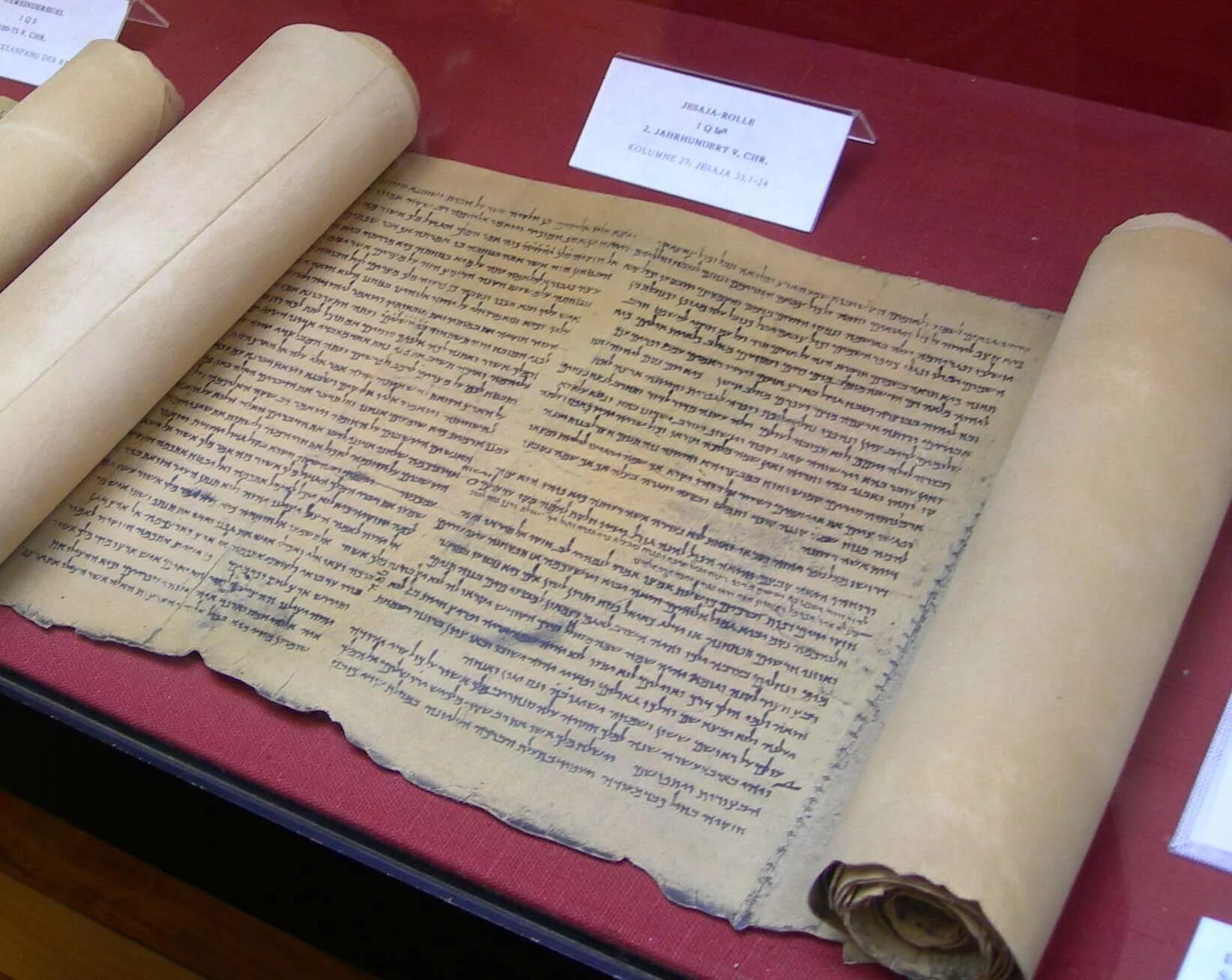 история первой книги. древняя греция папирусный свиток. первая книга из бумаги в китае. пергамент в древней греции. древние книги.