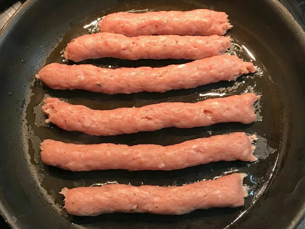 Колбаски на сковороде. Жареные колбаски. Жареные сосиски на сковороде. Купаты жареные на сковороде. Сербские сосиски.