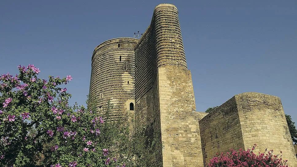 Девичья башня боевая башня. Канал девичья башня. Баку старый город девичья башня. Девичья башня баку. Девичья башня баку внутри.