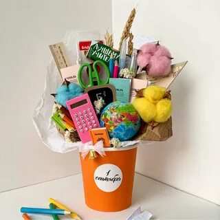 Что лучше подарить учителю на день учителя
