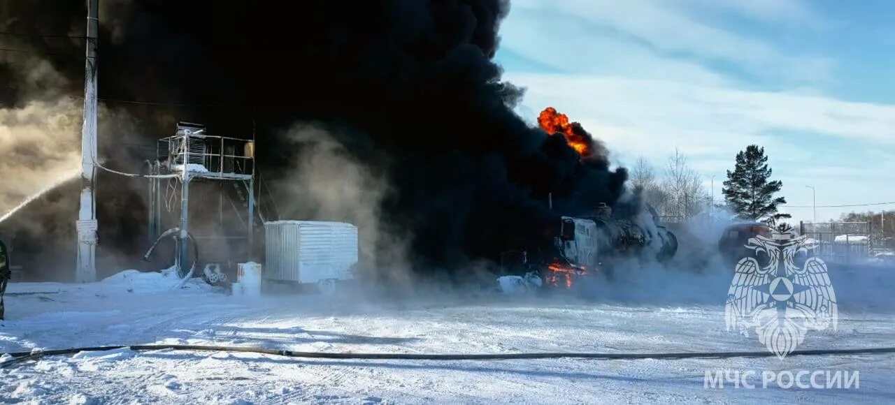 Горит подстанция иркутск. Пожар на нефтебазе. горит нефтебаза. промышленный пожар.