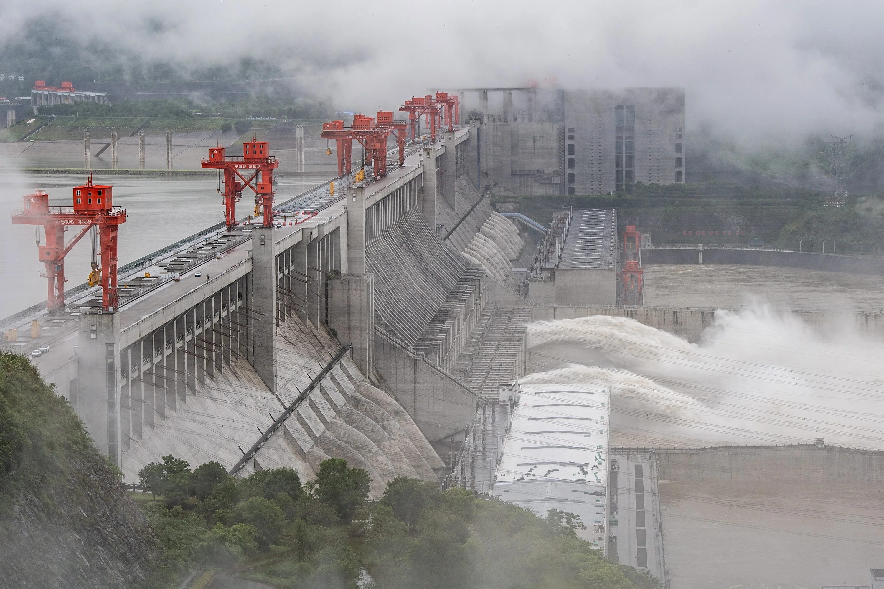 Плотина в китае. Плотина «три ущелья» (three gorges dam), Китай. Три ущелья ГЭС Янцзы. Санься ГЭС Китай. Дамба три ущелья в Китае.