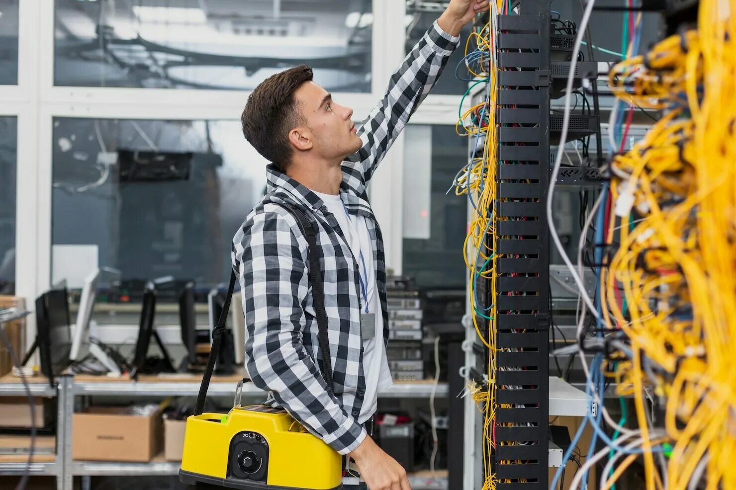 Сетевой инженер. Инженер cisco. профессиональные сети. инженер сетевик.