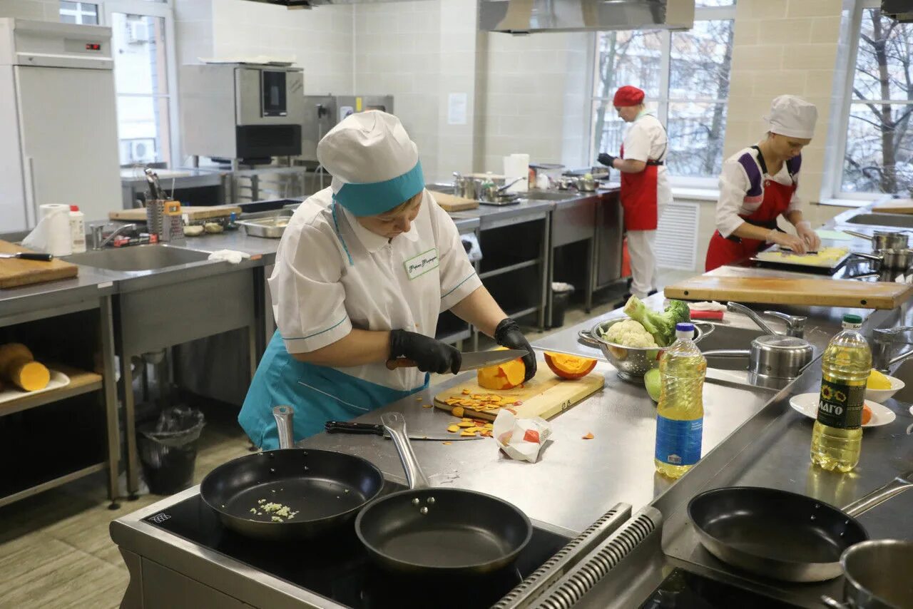 Столовая в школе. Еда в школьной столовой. Еда в школьной столовой в России. Школьное питание СПБ. Качество питания в школе