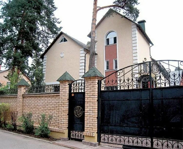 Котеджв классическом стиле. Дом-замок александровых вышний волочек. Особняк ивана урганта на рублевке. Дом буйновых. Дом буйновых.