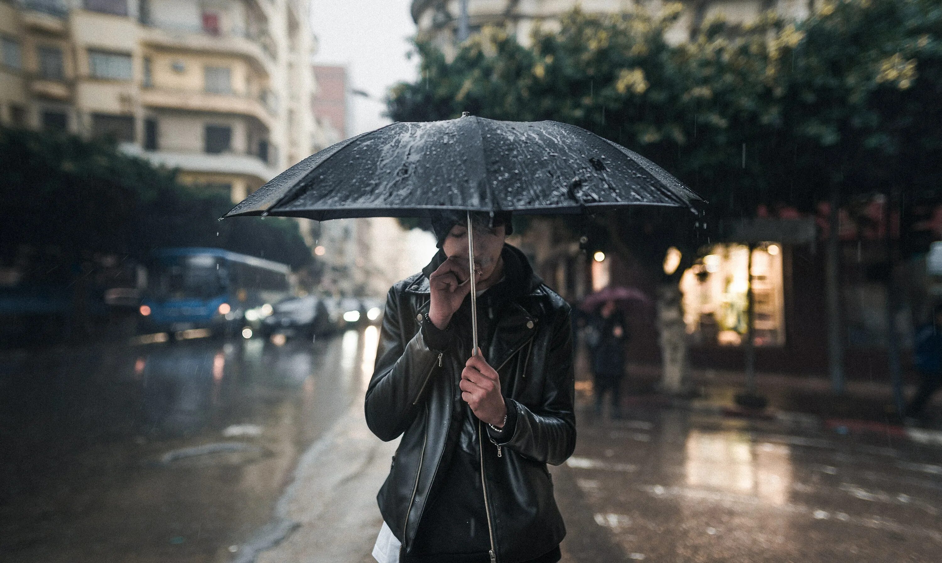 Человек под дождем. Человек с зонтиком. Человек с зонтом под дождем. Человек под зонтиком. Дожди рэп