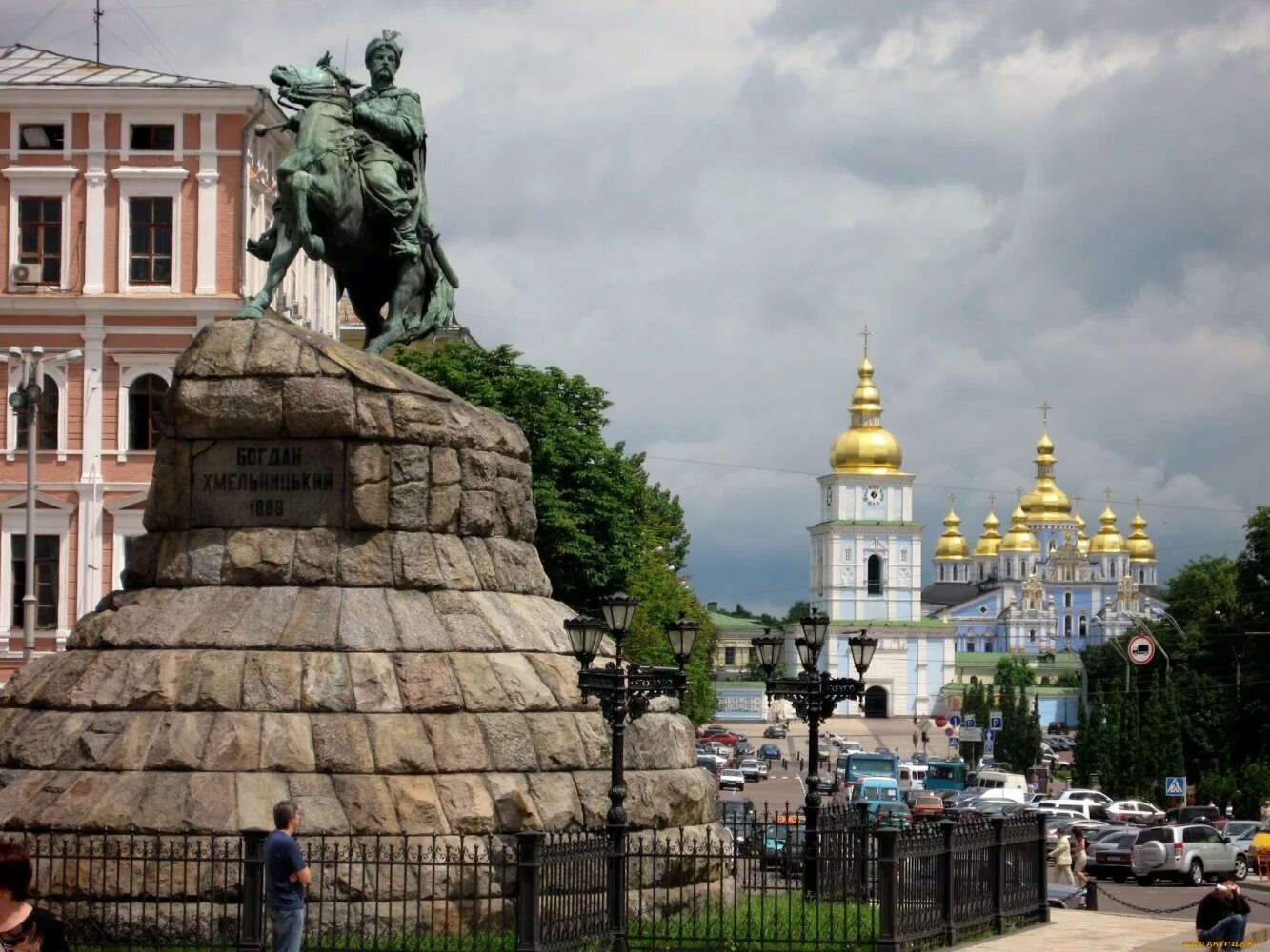 Пам ятки. Памятник Богдану Хмельницкому в Москве. Памятник Богдану Хмельницкому в Белгороде. Львов памятник Богдану Хмельницкому. Киев памятник Богдану Хмельницкому Лавра.