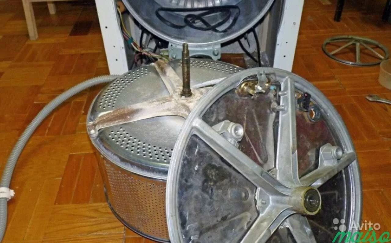 Как разобрать барабан стиральной машинки. Аристон AVSL 109 подшипник барабана. Барабан для промышленной стиральной машины. Бак от стиральной машины. Барабан старой стиральной машины.