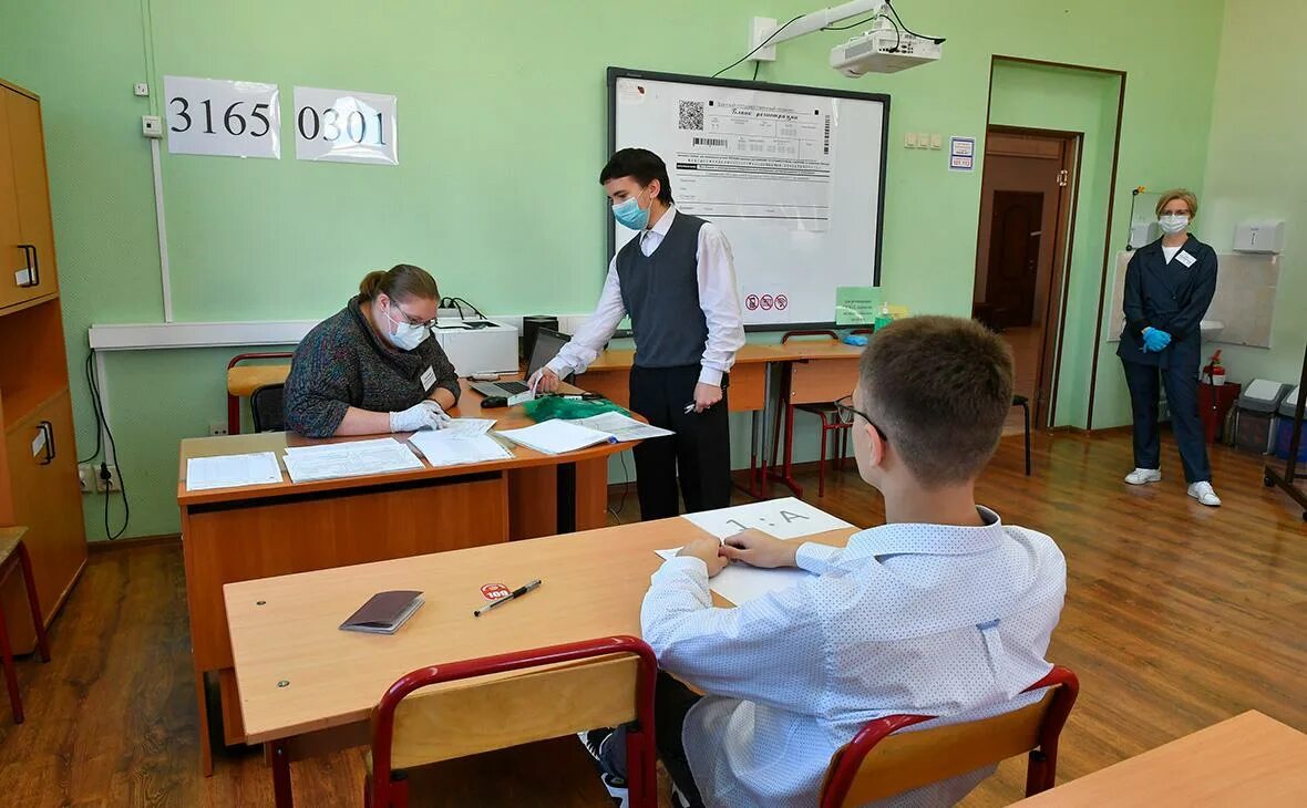 Сдать егэ в сентябре. Школьники на егэ. экзамены у школьников. сдача егэ. первый экзамен егэ дата.