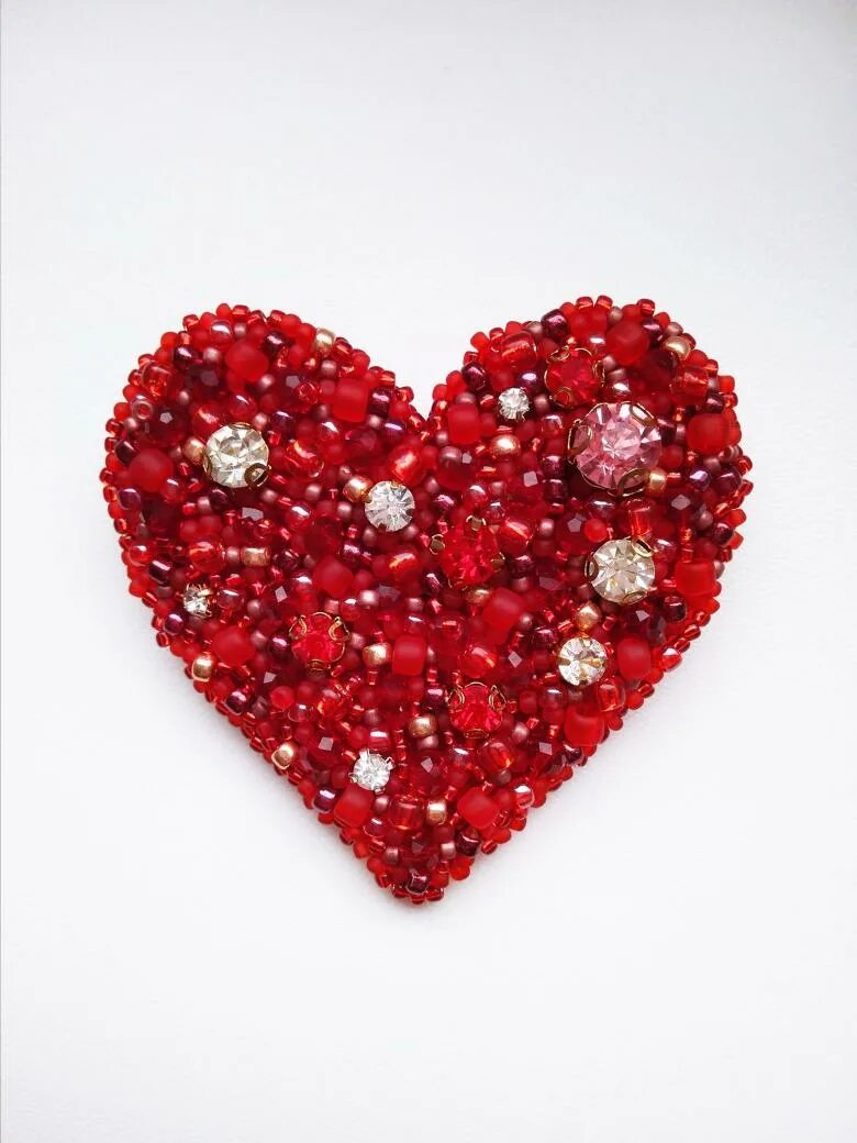 Сердечко из бисера. Сердечко вышитое бисером. Брошка из бисера сердечко. Брошь сердце. Сердечко из бисера.