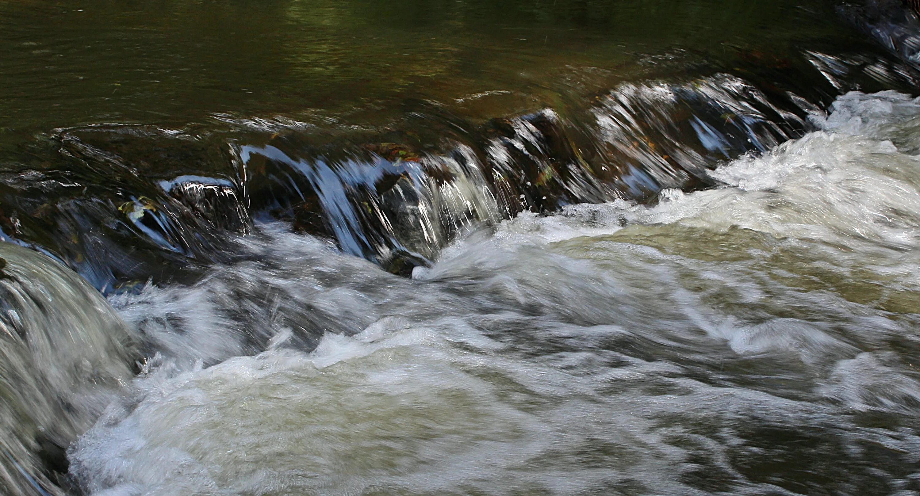 Поток воды. Текущая вода. Движение реки. Движение воды в реках.