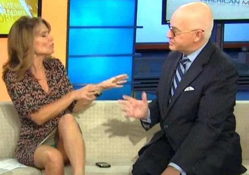 ведущая без нижнего белья. под юбкой на тв. под юбкой на тв. засветилась на тв. татьяна столярова телеведущая в юбке.