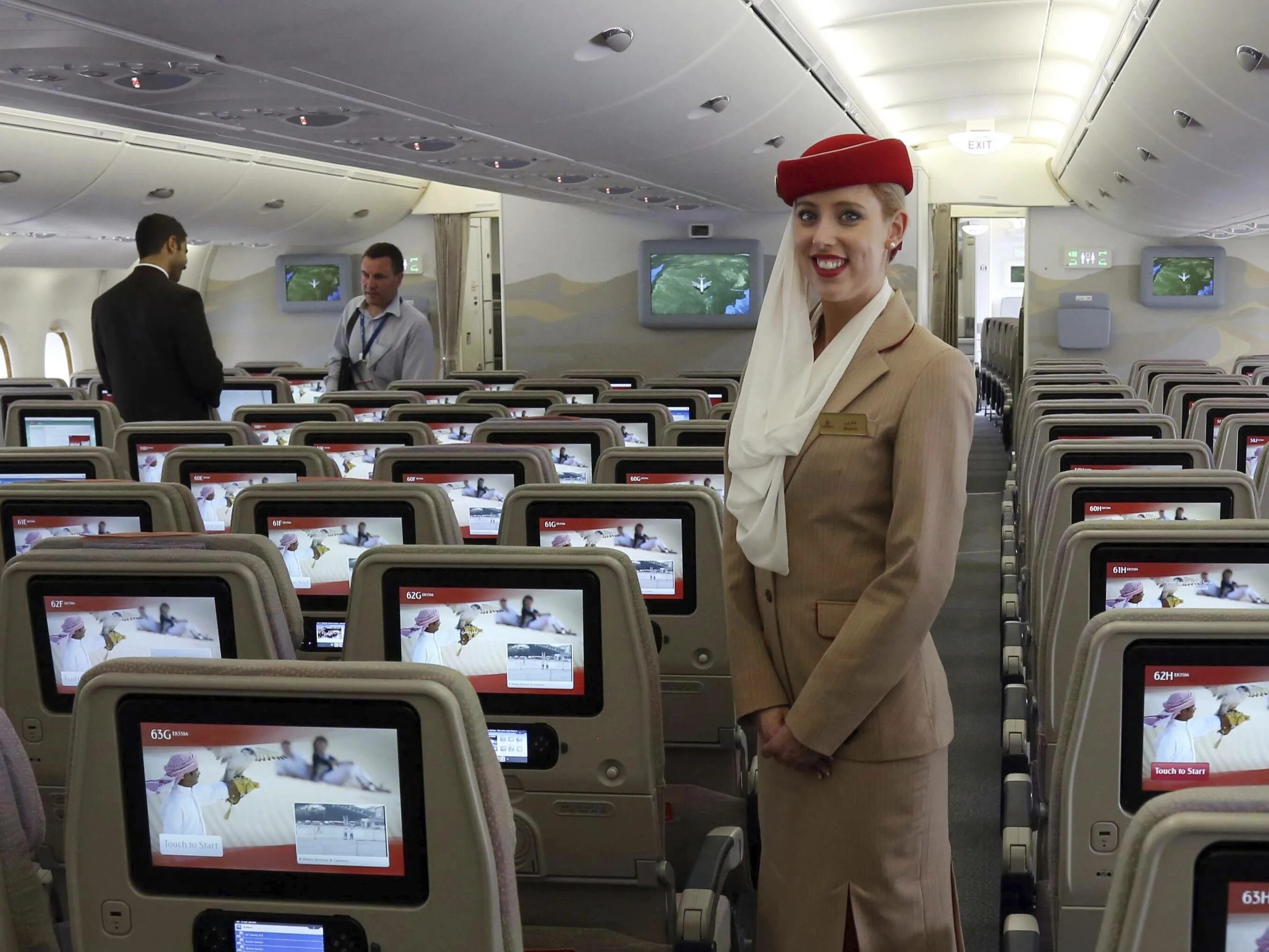 Перелет эмирейтс. Boeing 777-300er emirates салон. боинг 777 300 er эмирейтс. боинг 777 300 er эмирейтс салон. авиакомпания оаэ эмирейтс.