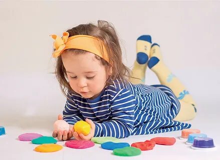 Детей играет пластилин