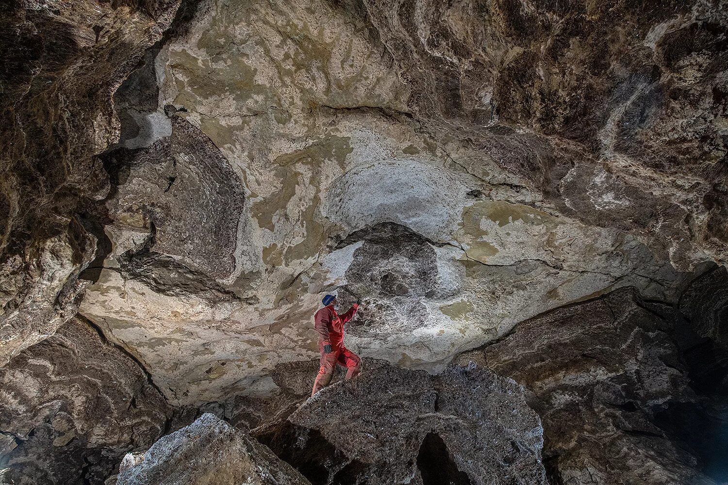 пещера черно белая. жигулевские горы пещеры. черный грот. мешоко адыгея. пещера оптимистическая украина фото.