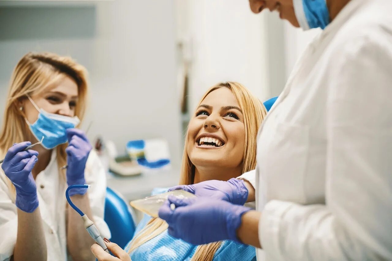 Больной улыбка. Тренинг стоматологов. Молодая женщина стоматолог. Регулярное посещение стоматолога. Стоматолог блондинка.