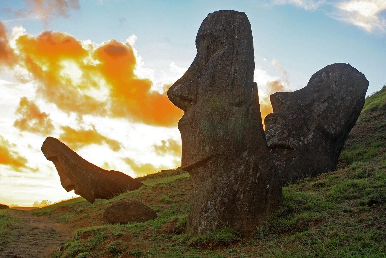 Статуи на острове. Каменные статуи острова Пасхи. Каменные идолы острова Пасхи. Остров Пасхи статуи Моаи. Моаи на острове Пасхи.