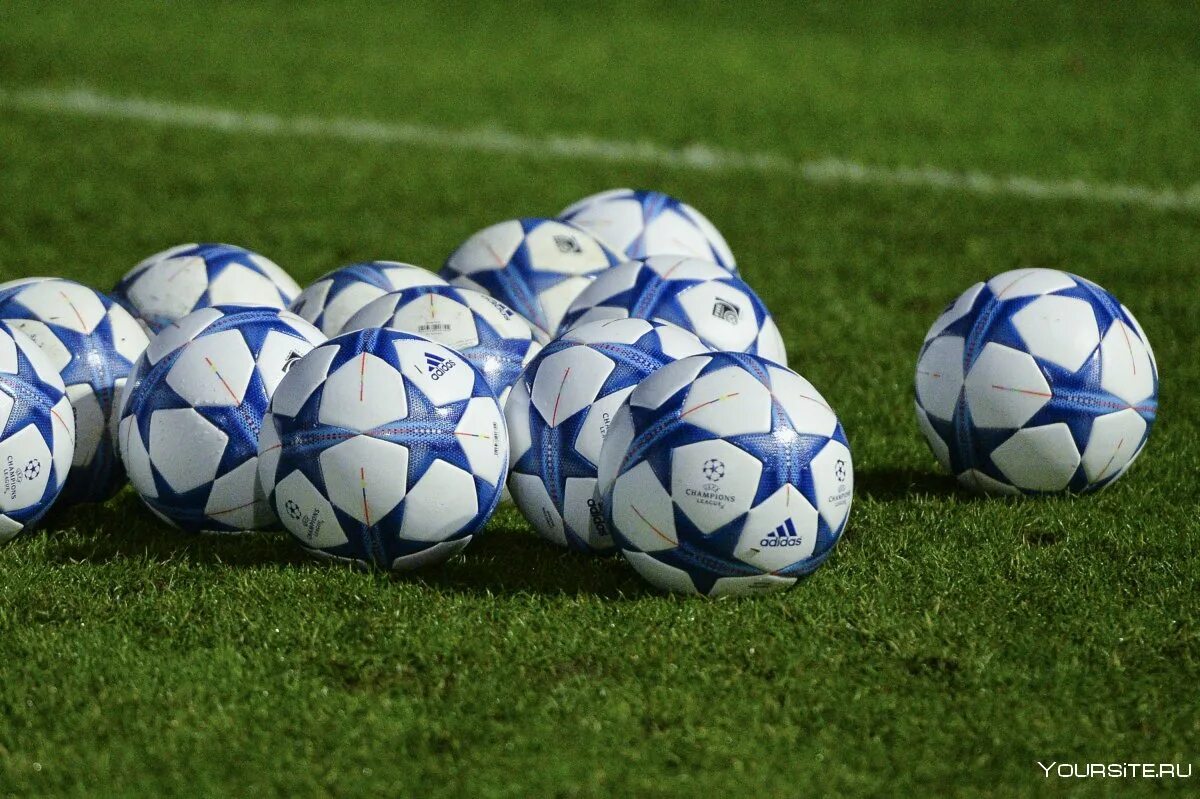 Официальный мяч чемпионата европы по футболу 2020. Мяч в воротах. Мяч лиги наций 2022. Лайф болл футбол. Футбольный мяч на траве.