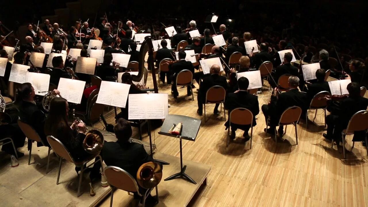 Bbc symphony orchestra. Воронежский симфонический оркестр туман. Оркестр какофония. Настраивание оркестра симфонического. Оркестр настраивает инструменты.