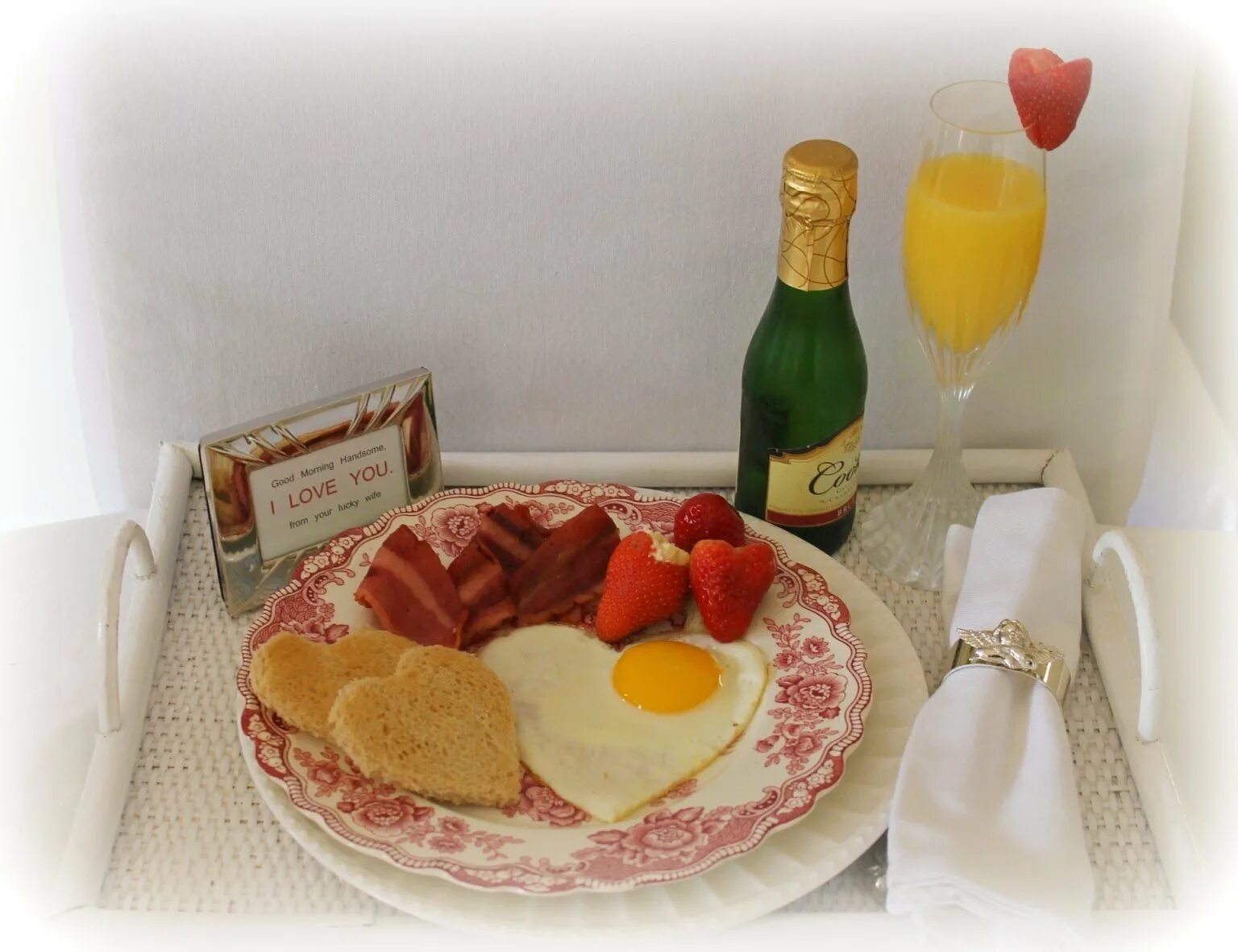 Что будем готовить мужу. Романтический завтрак для мужа. Праздничный завтрак на др мужу. Вкусный завтрак любимому. Завтрак на день рождения любимому.
