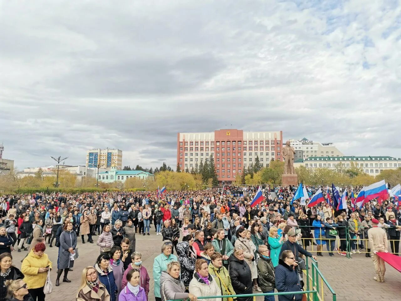 Митинг г Чита. Омск Центральная площадь. Чита митинг сегодня. Рабочие на площади митинг.