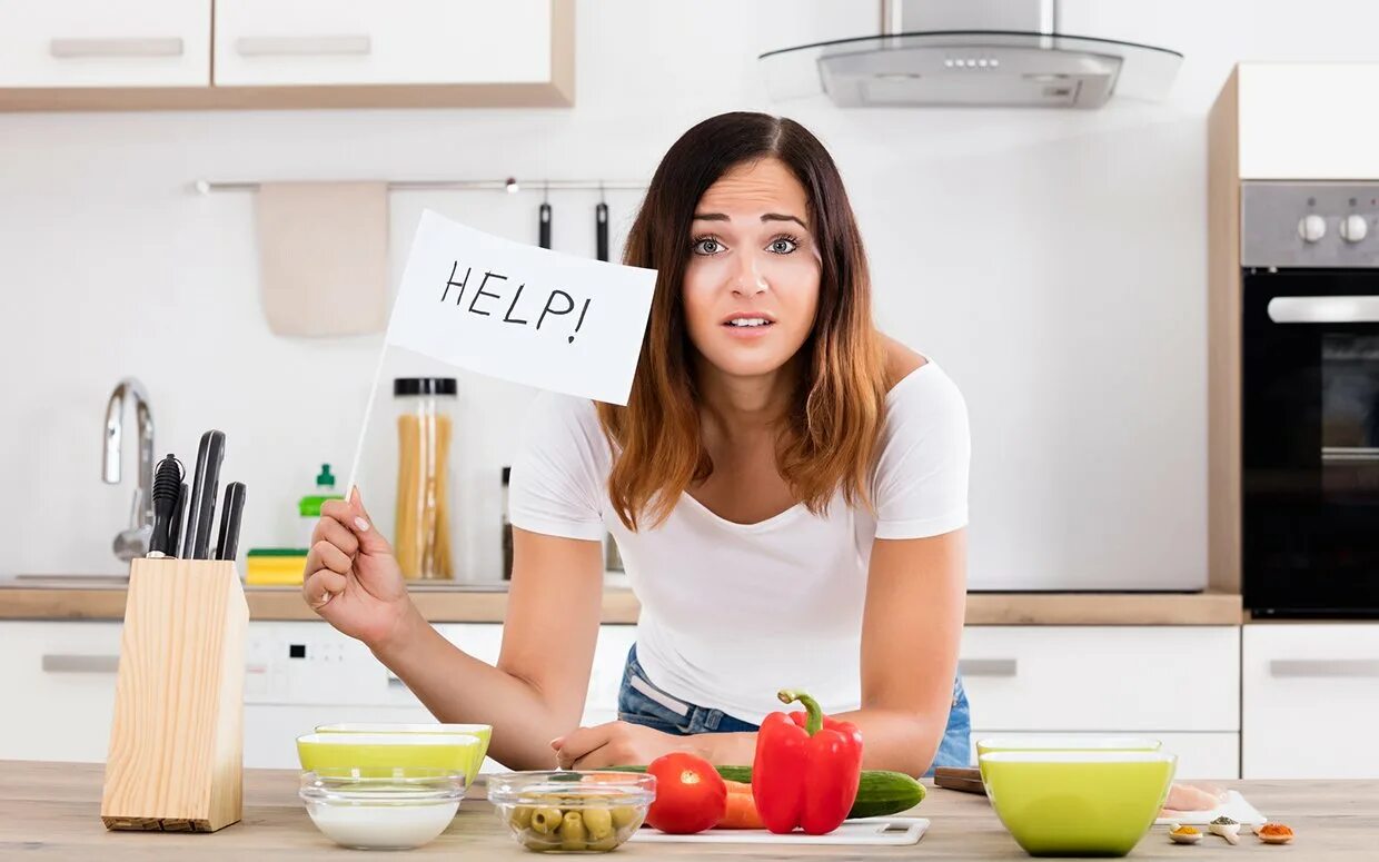 Try diet. Еда на женщине. Женщина на кухне. Уставшая женщина на кухне. Стресс и питание.