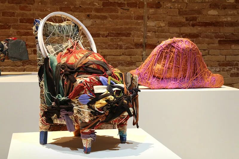 Джудит скотт работы текстильные фото Judith Scott’s Sculptures, at the Brooklyn Museum The New Yorker