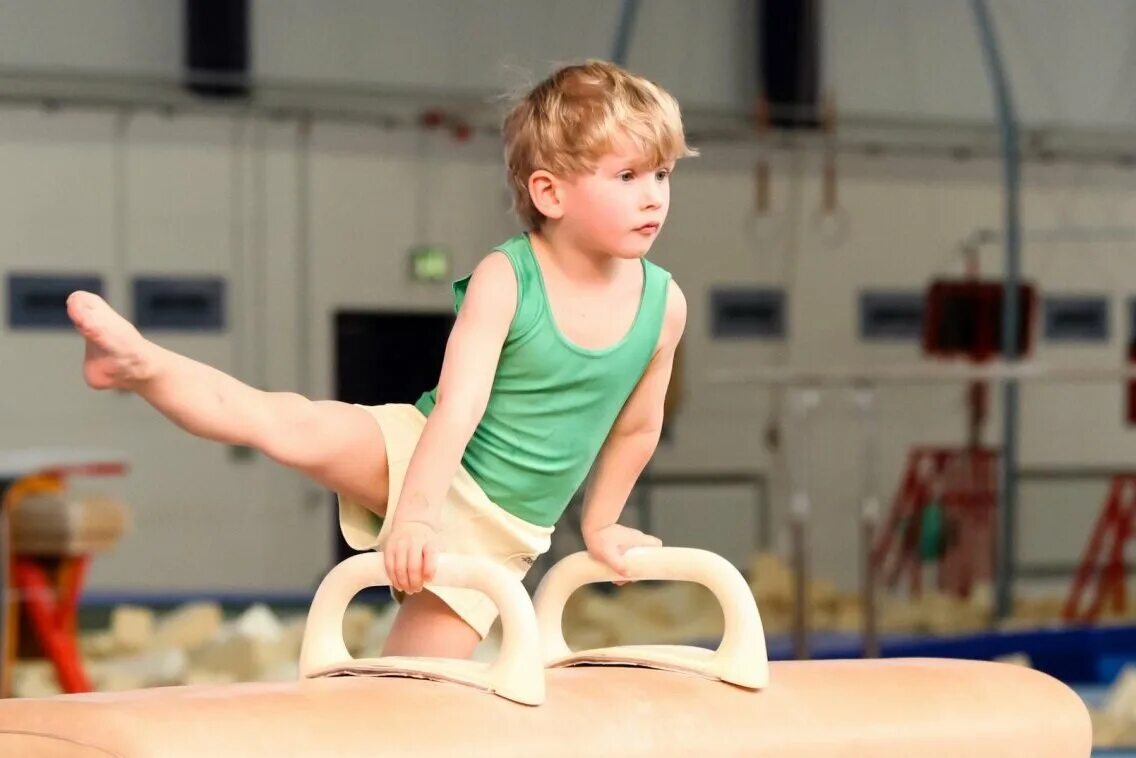 Спорт для ребенка 3. Спортивная гимнастика дети. Дети гимнасты. Спортивная гимнастика для мальчиков. Мальчик гимнаст.