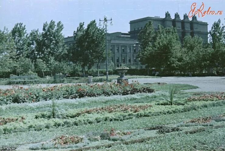 Куйбышевский театр оперы и балета 1970. Куйбышев город. Куйбышевский театр оперы и балета 1950. Г Куйбышев, сквер. Г куйбышев россия