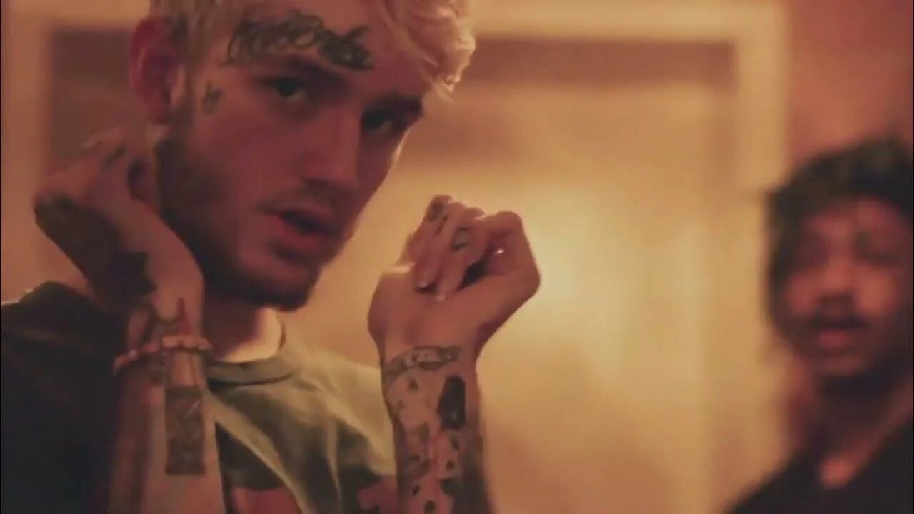 Lil tracy длинные волосы чёрные. Lil peep lil tracy. Текст peep white wine. Lil peep lil tracy white wine. Лил пип с белыми волосами.
