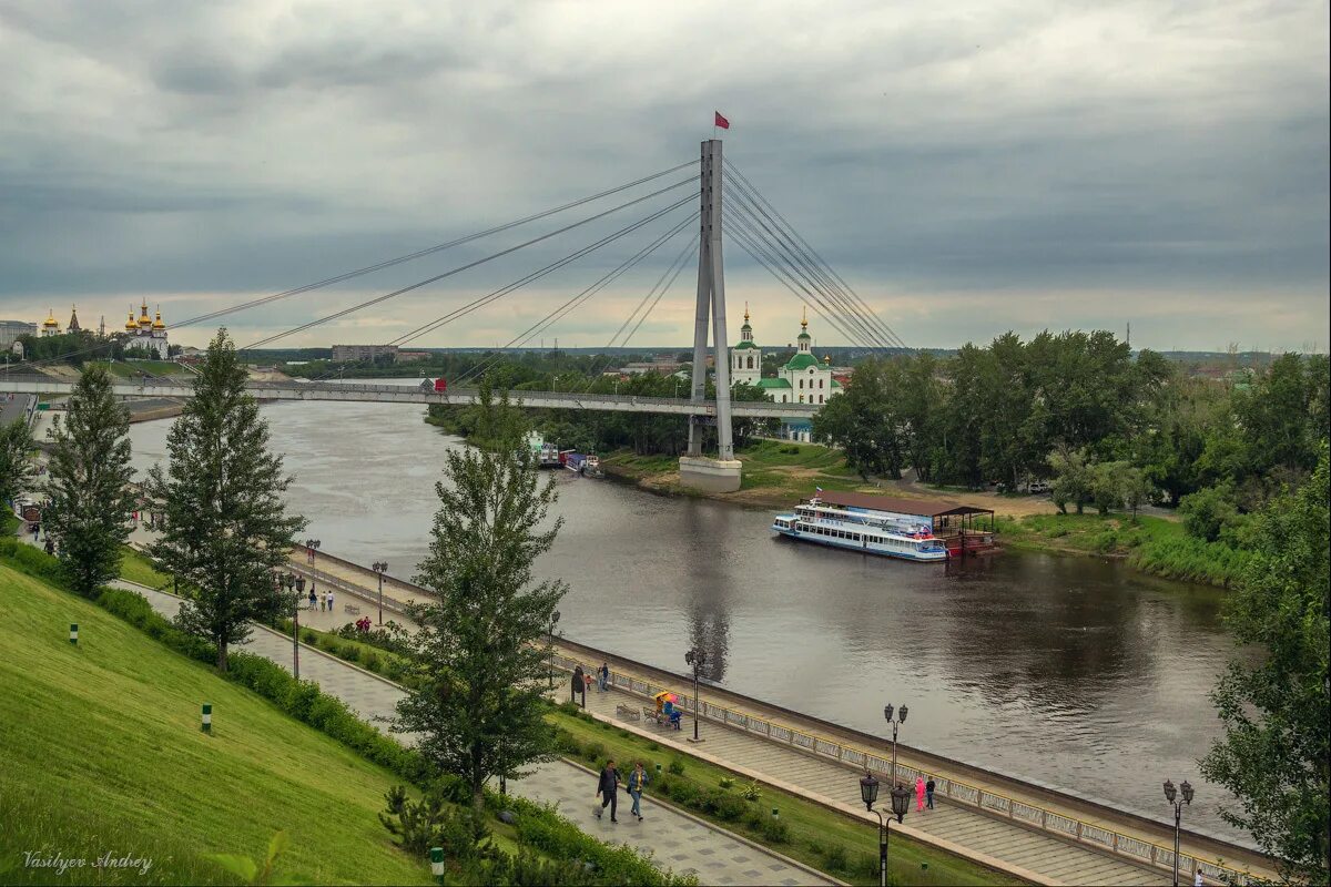 Нужных тюмень. Набережная реки тура Тюмень. Тюмень река тура мост влюбленных. Река тура Тюмень. Тюмень река тура мост набережная.