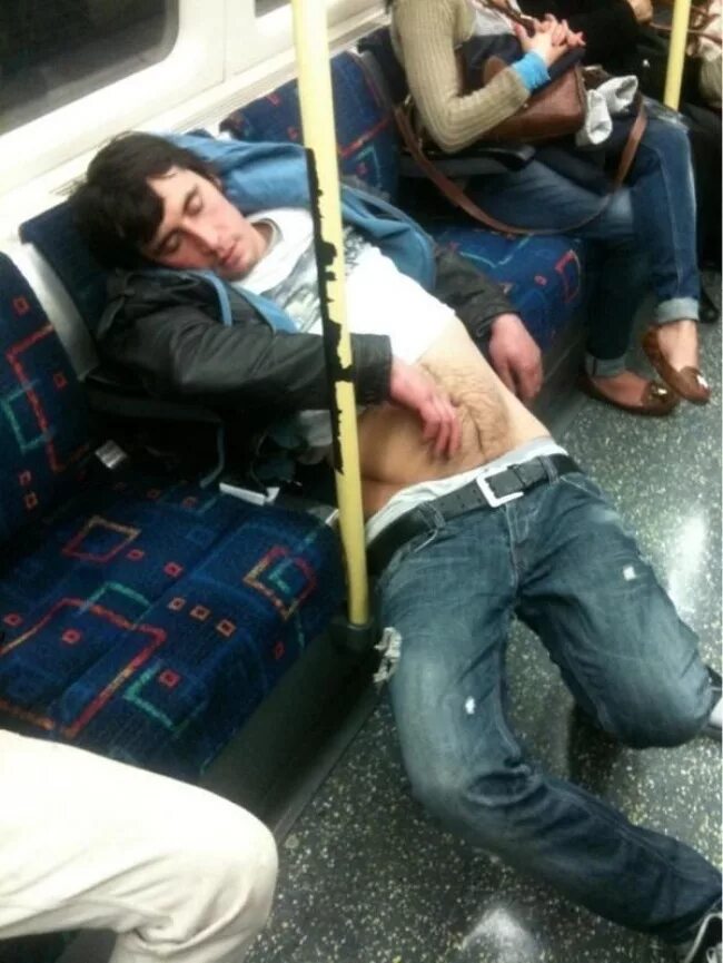 Девушка спит в кровати пьяная. Спим с пустышкой. Пьяная на кровати. Спящие мать. Спящий человек в электричке.