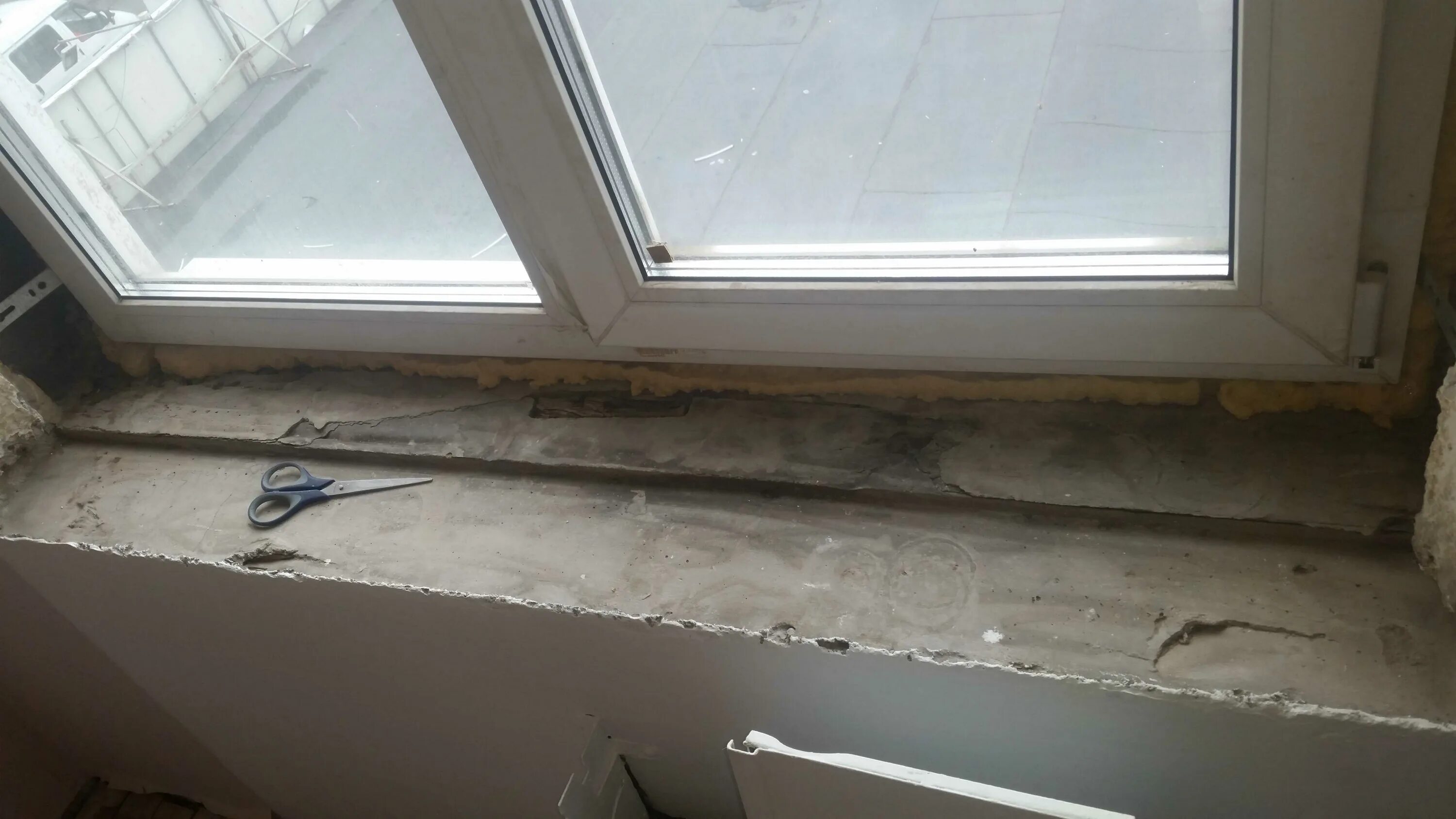 Окно без откосов и подоконника. Как установить подоконник и откосы. Как установить подоконник и откосы. Пропенить откосы пластиковых окон. Как установить подоконник и откосы.