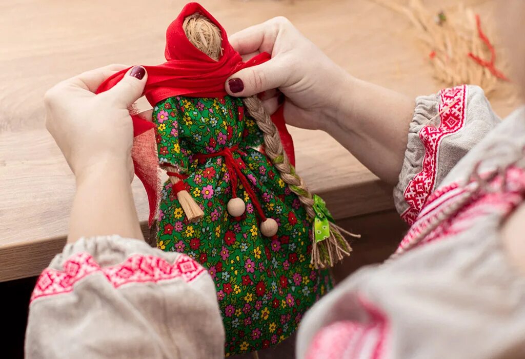 Народные куклы из ткани. Народная кукла ведучка. Кукла мотанка оберег. Тряпичная кукла берегиня. Кукла оберег желанница.
