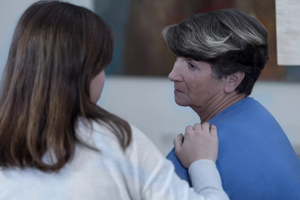 Бабушка с ребенком. Оставила сына бабушке. Оставила сына бабушке. Навещать бабушку и дедушку. Оставила сына бабушке.