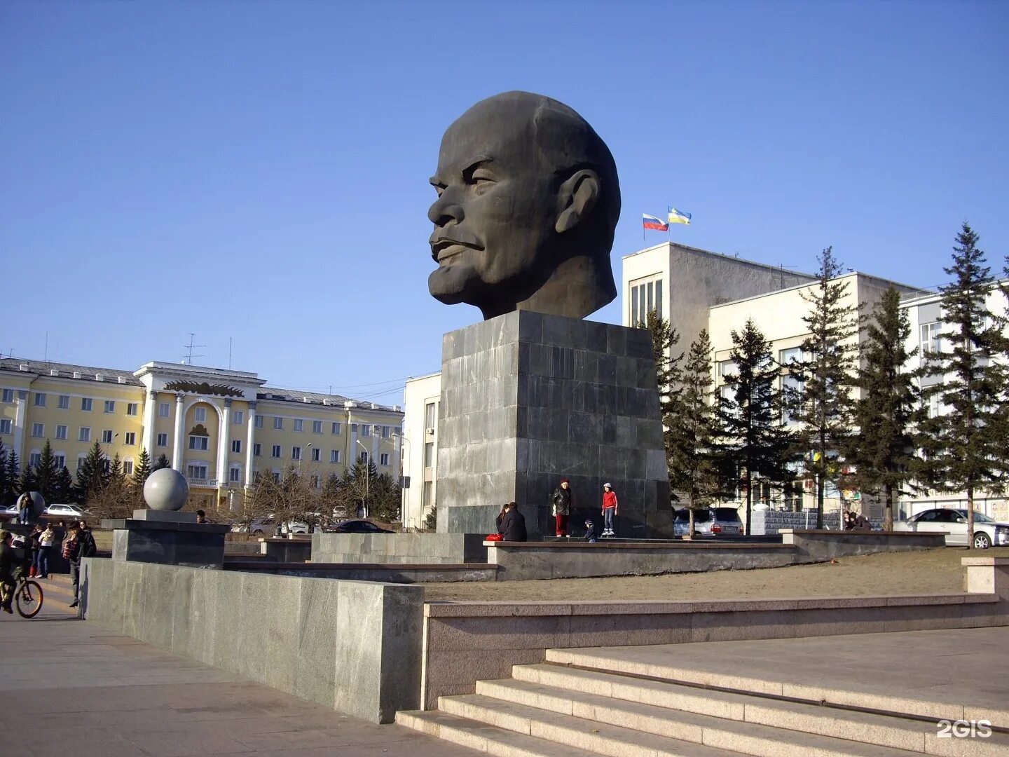 Ленин в улан. Площадь советов Улан-Удэ. Памятник Ленину (Улан-Удэ). Памятник Ленину в Улан Удэ на площади. Бюст Ленина Улан-Удэ.