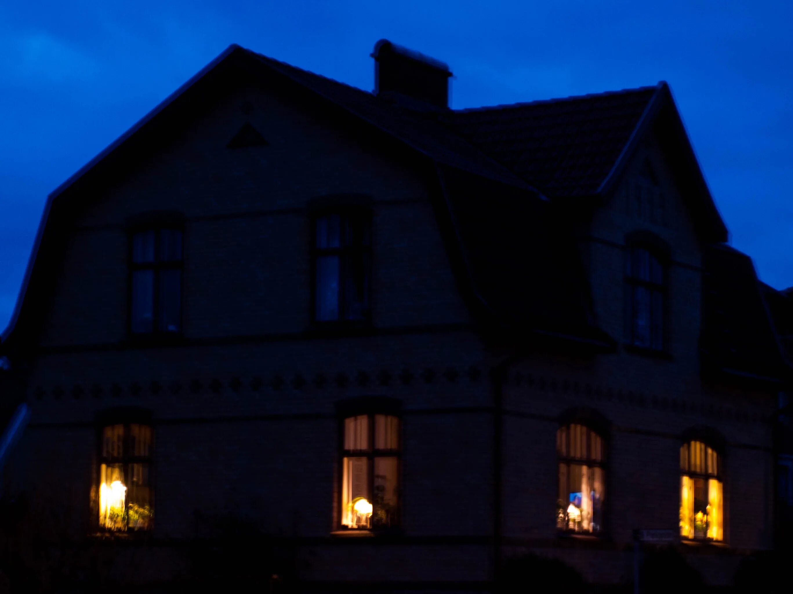 Lamp windows. Lumin house ночью. динамическое освещение windows 11.
