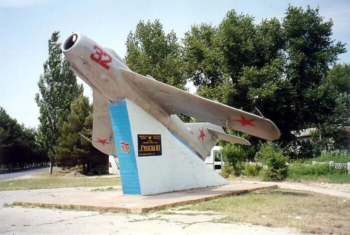 Самолет в доле. Анапа памятник самолет миг-17. Самолет памятник Гулаева в Анапе. Памятник миг 17 в Анапе. Анапа Джемете самолет памятник.