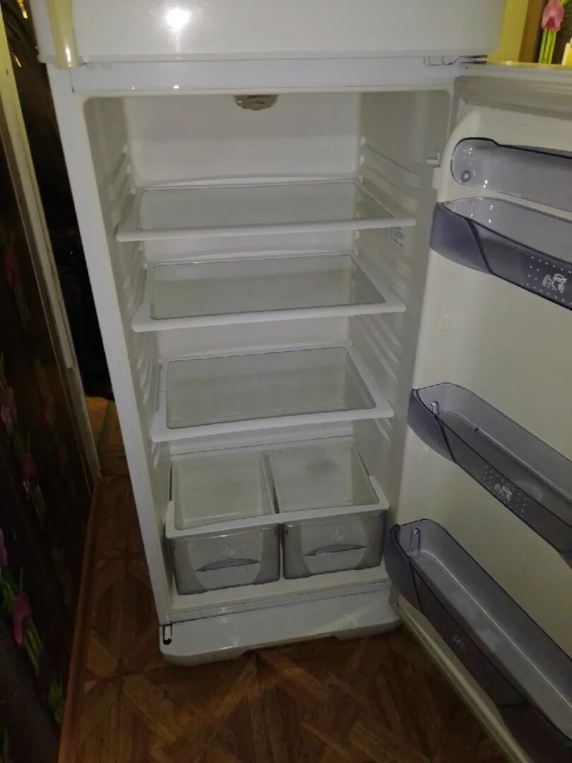 Б у холодильник новгород. Холодильник Бирюса 170см. Рабочий холодильник даром. Холодильник задаром.