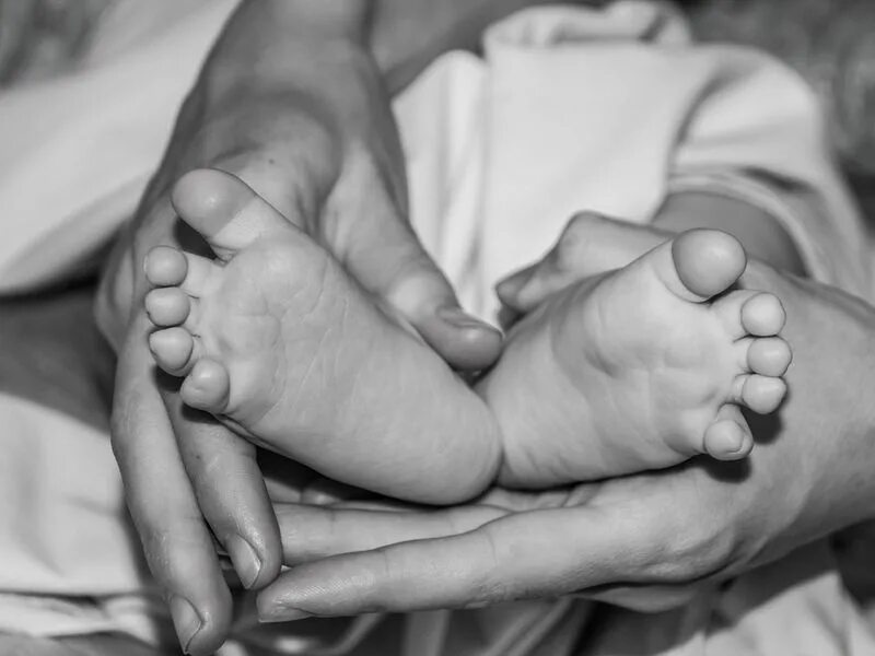 Ножки мамы рассказ. Ножки младенца. Мать и дочь ступни. Мать и дочь ступни. Пятки дочери.