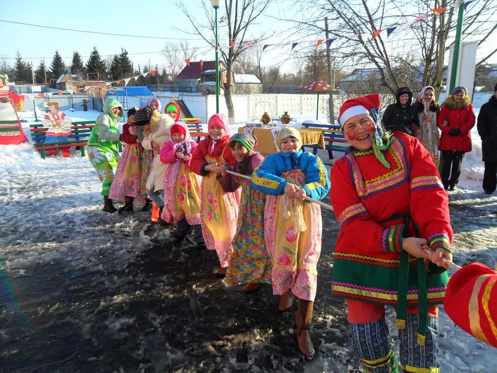 масленица состязания. развлечения на масленицу на улице. спортивные мероприятия на масленицу на улице. масленичные забавы на улице. соревнования на масленицу.