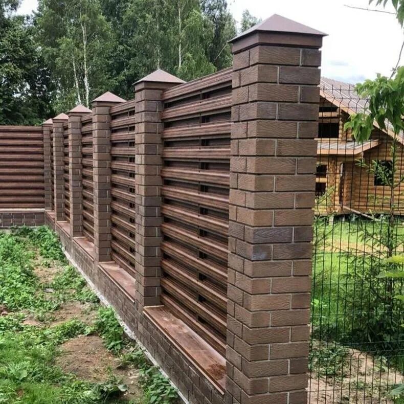 Кирпично металлический забор. Забор евроштакетник ранчо. забор ранчо из евроштакетника. забор дпк ранчо. забор из дпк с кирпичными столбами.