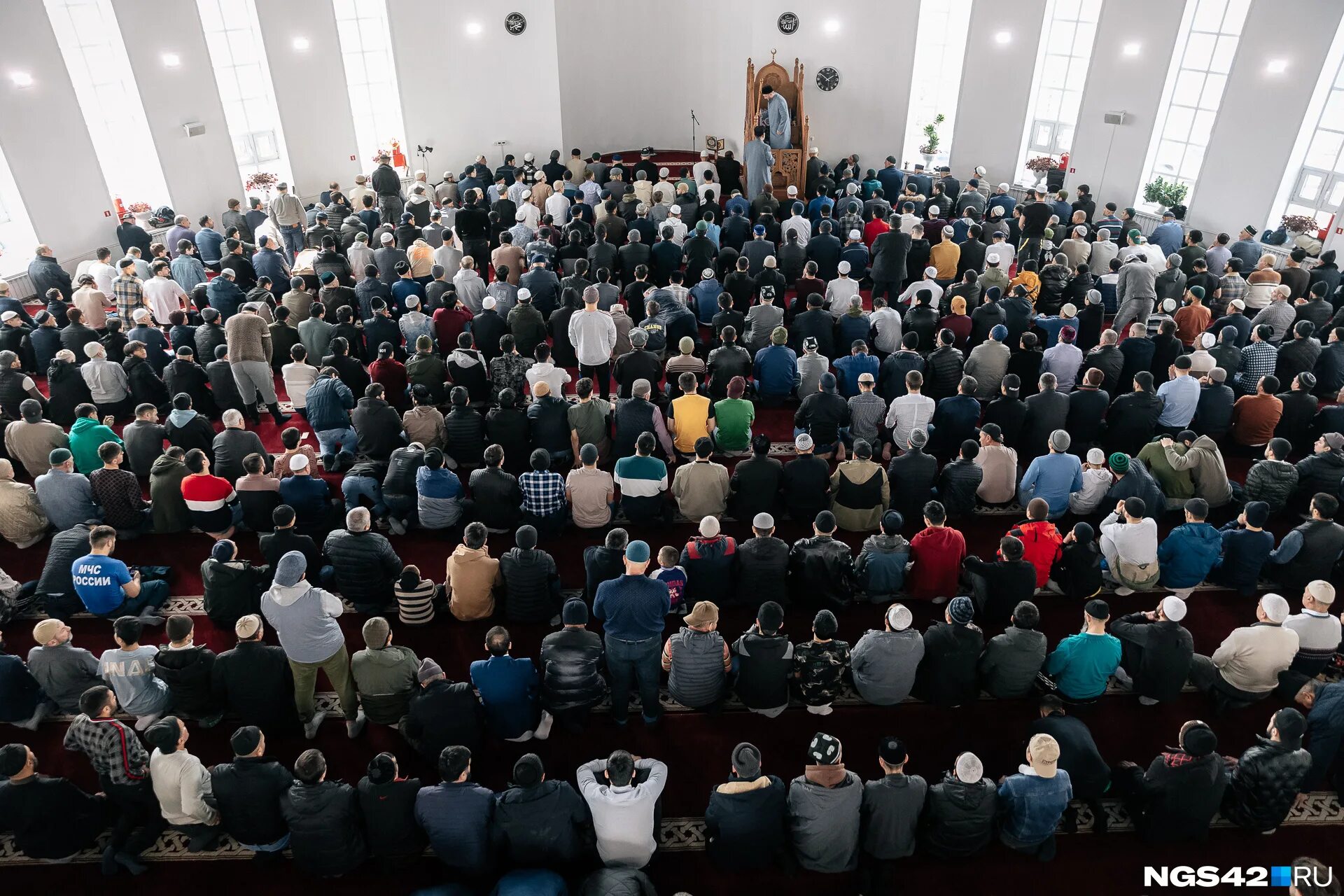Ураза байрам разговение. Мусульмане в России. Мечеть. Мусульманин молится. Мусульманская мечеть.