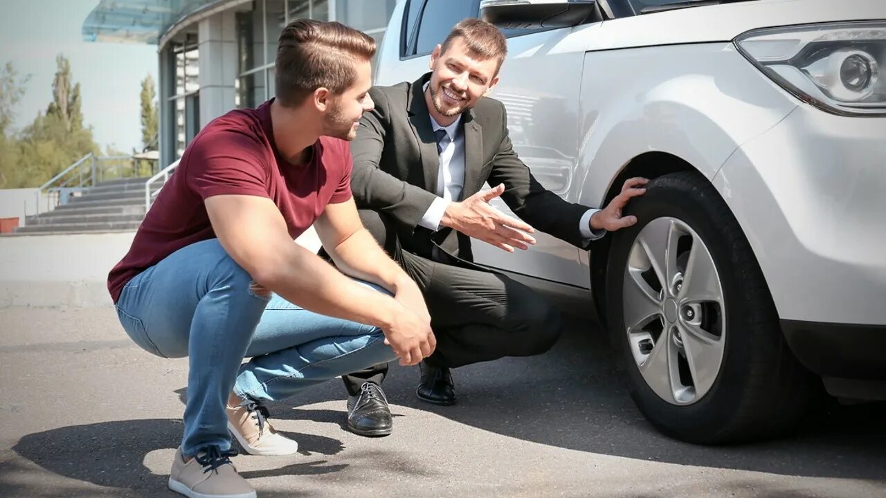 Мужик продает машину. Продать автомобиль перекупам. Продаю машину. Перекупщик авто. Перекуп машин.