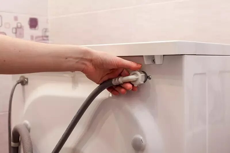 Как подключить стиральную машину автомат. Подключить шланг к стиральной машине. подключить воду к стиральной машине. подсоединение шланга к стиральной машине. подключённый шланг подачи воды стиральная машина.
