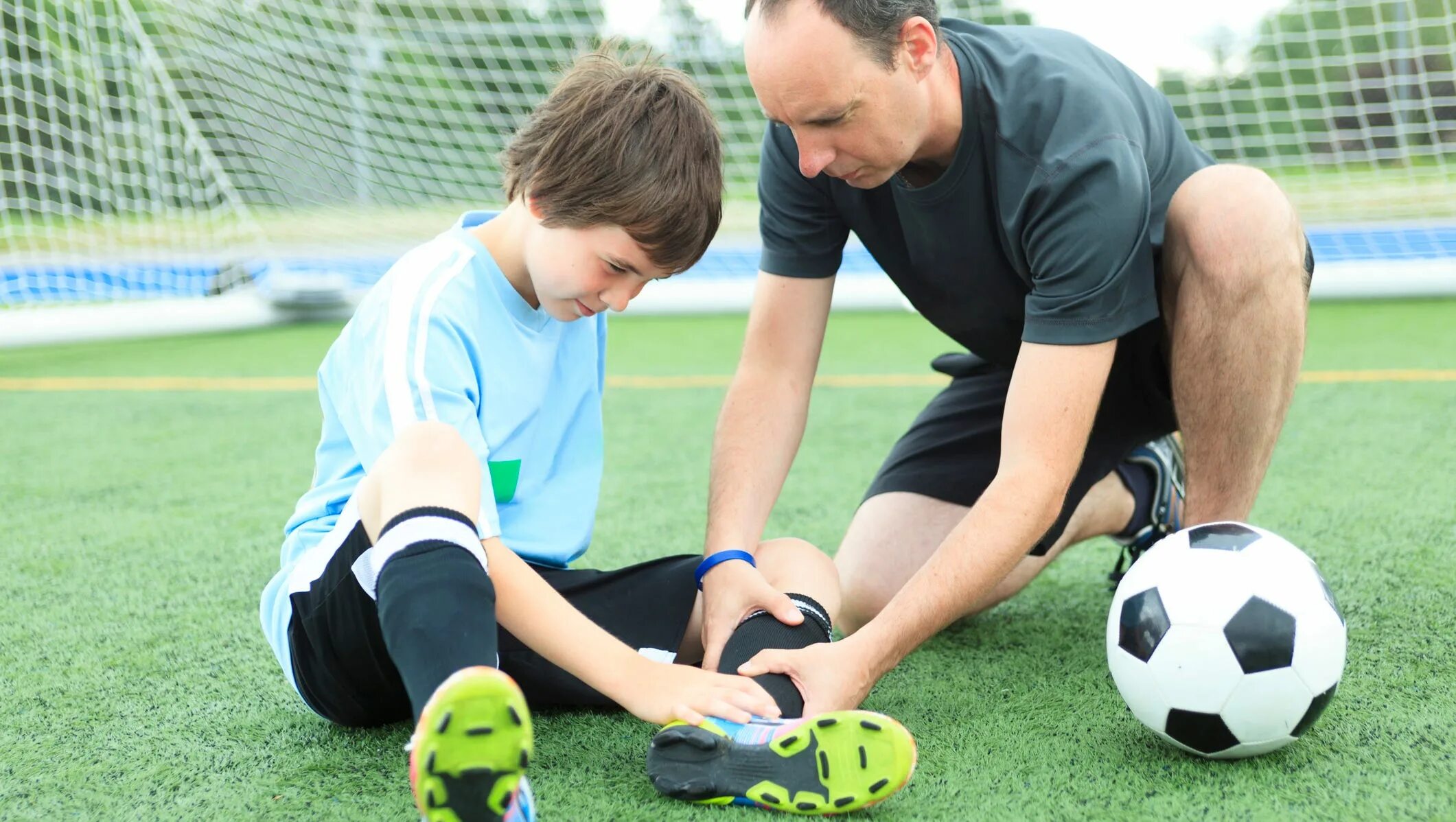 My brother plays football. Детский спортивный травматизм. Футбол дети. Спортивные дети. Футбол для малышей.