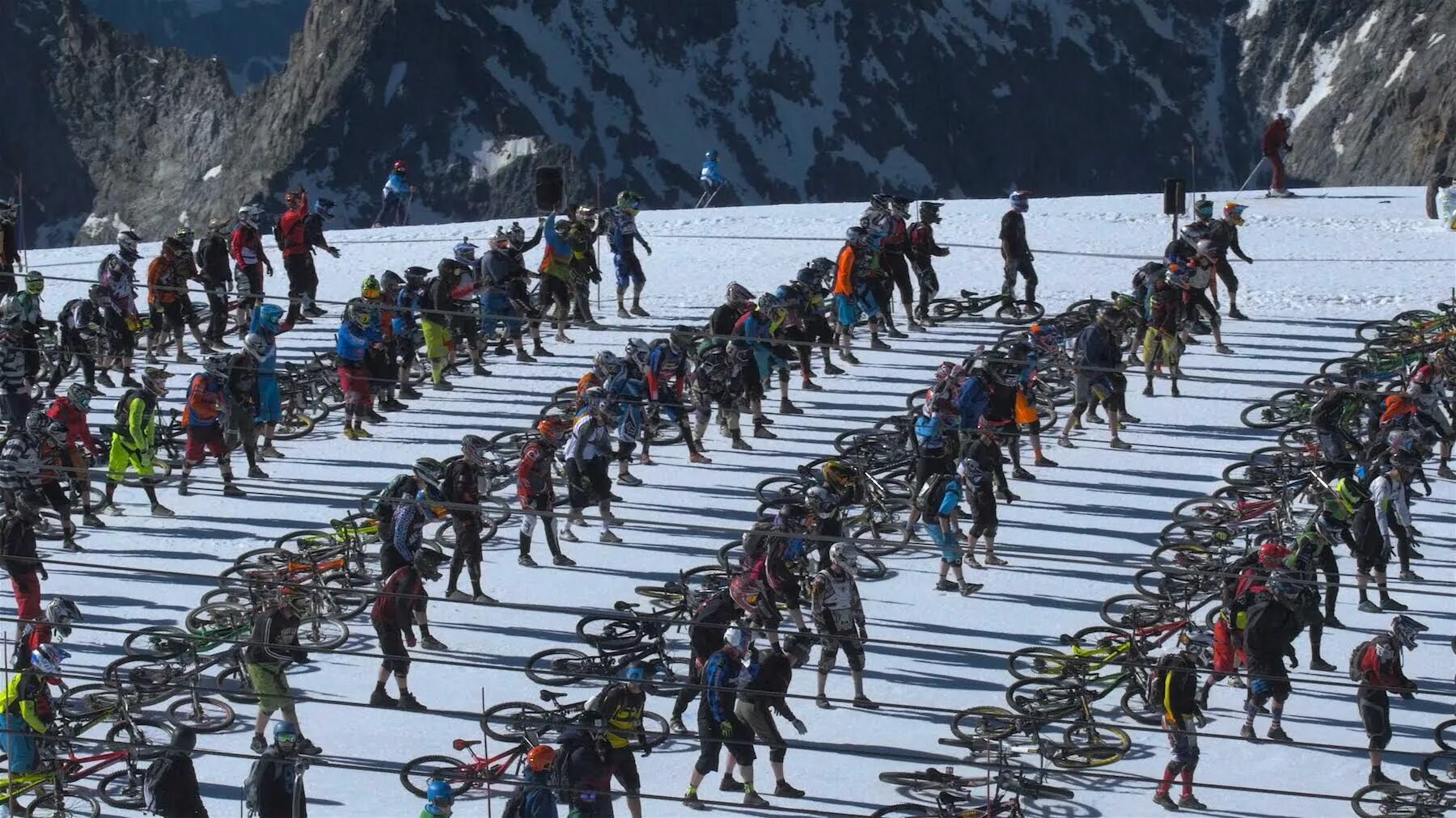 Bike of hell. Велогонки Альпы. Велосипедная гонка в Альпах. Горные велосипедисты в Альпах. Гонки с горы на велосипеде Альпы.