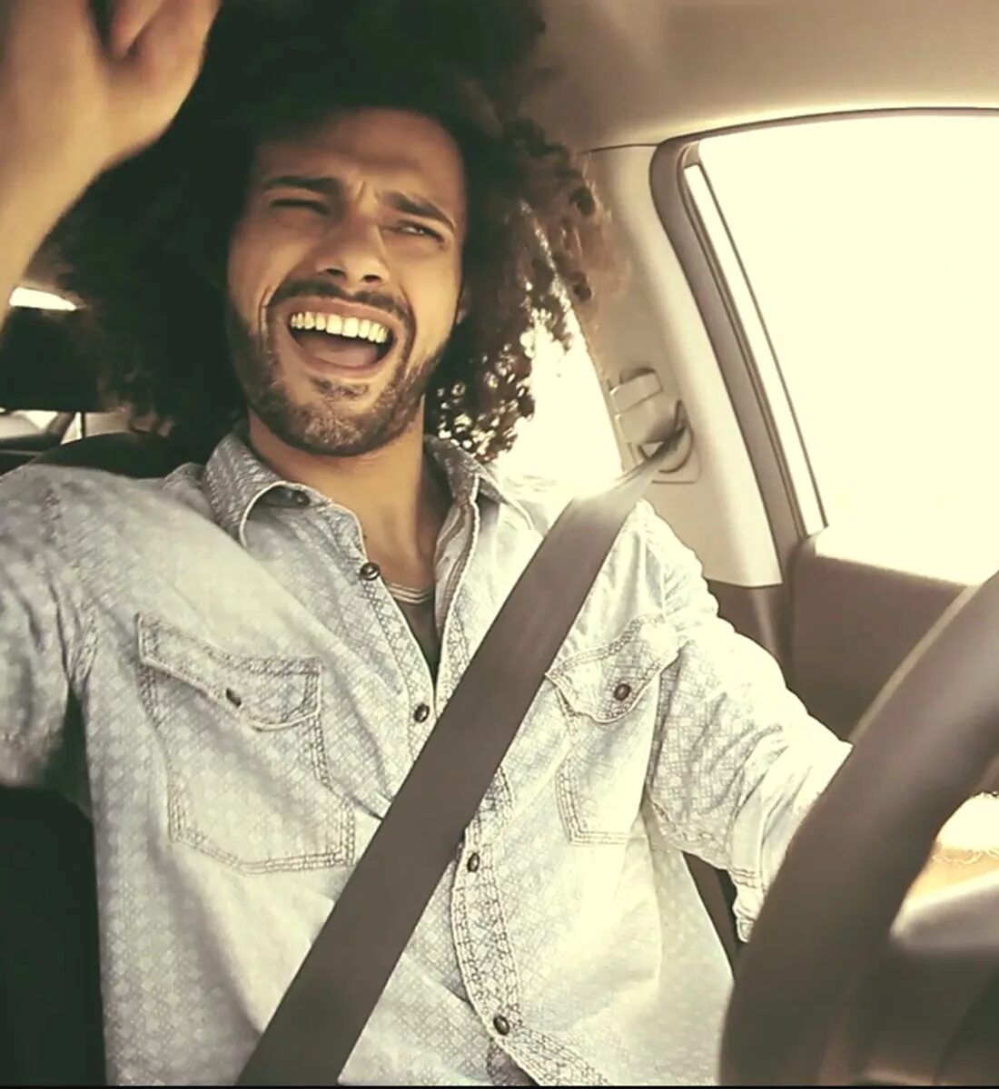 He likes to drive. Довольный за рулем. Приятный водитель. Драйвовый парень. Вождение летом.